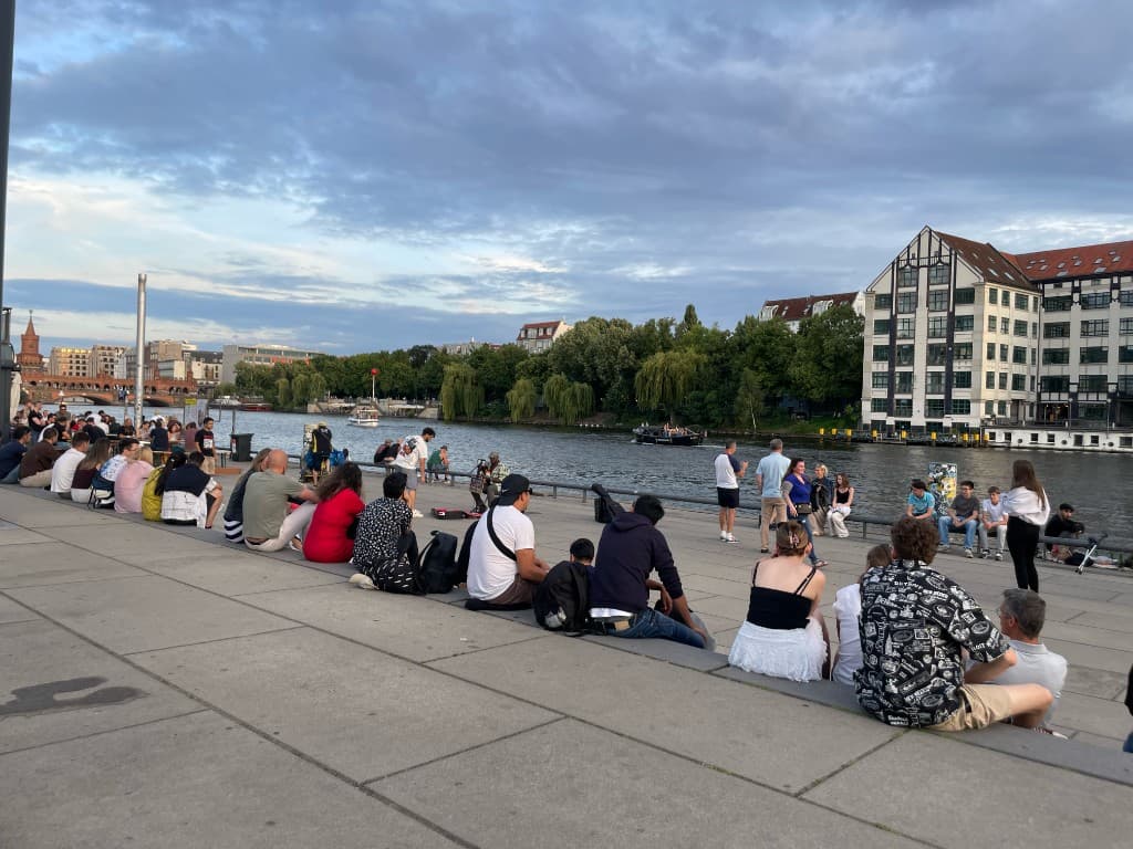 Sitting by the river Spree and listening to a guitar player